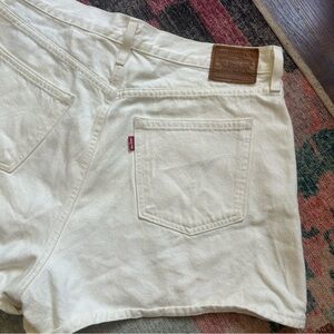 LEVI’S 80s Mom Short in an off white
